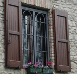 Inferriate e grate per finestre apribili e fisse in ferro battuto Grate finestre in ferro