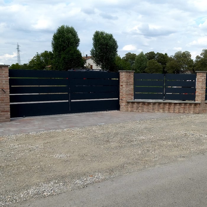 Cancello e recinzione in ferro con bande orizzontali piene
