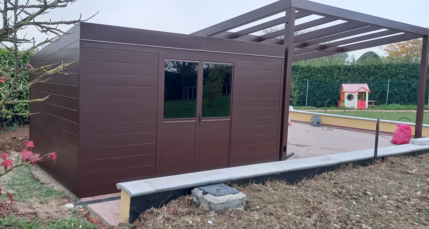 Casetta in ferro da giardino realizzata su misura con porta e pergola