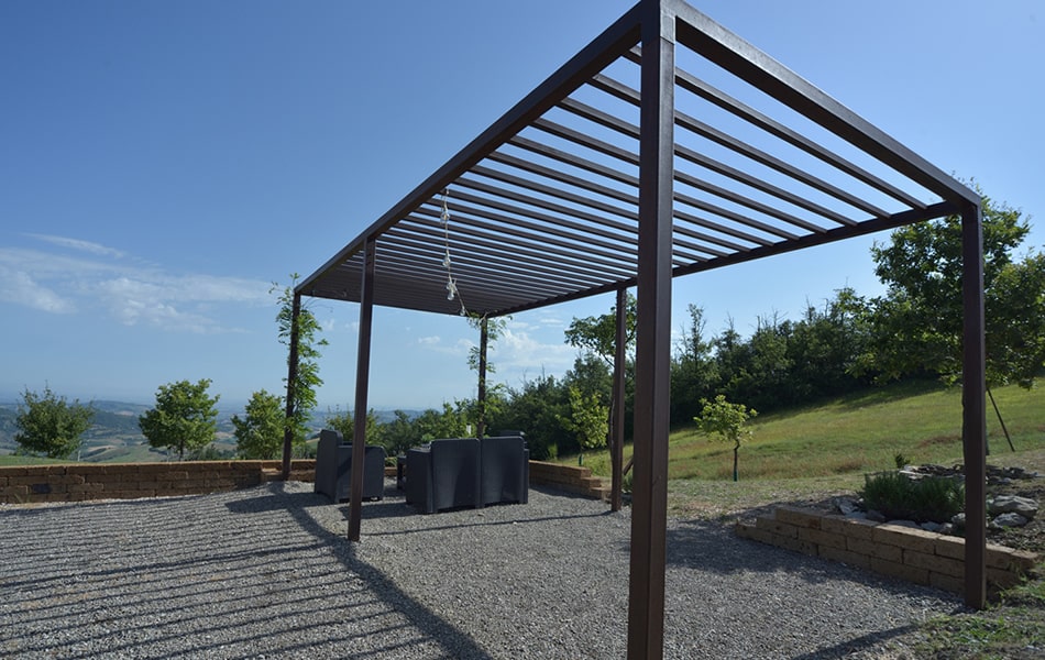 Gazebo in ferro in stile moderno progettato per creare un'area conviviale in giardino