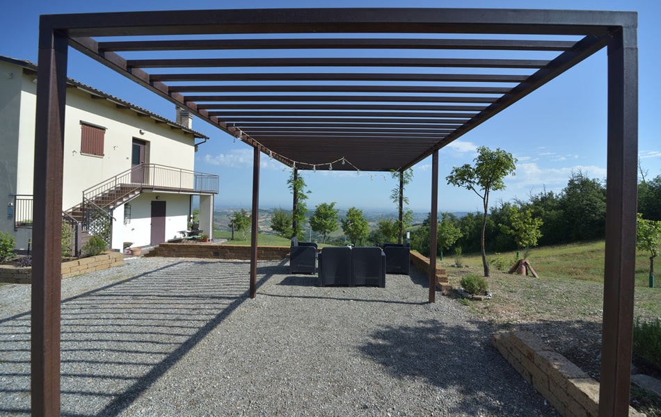 Gazebo in ferro in stile moderno progettato per creare un'area conviviale in giardino