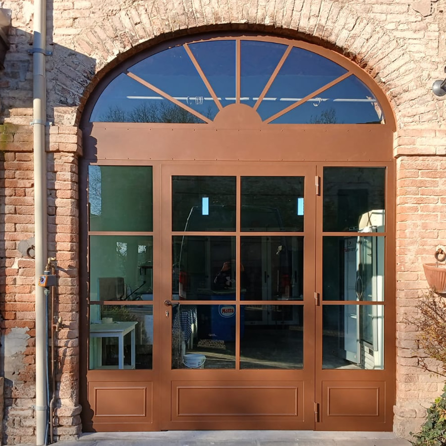 Porta in ferro acesso negozio