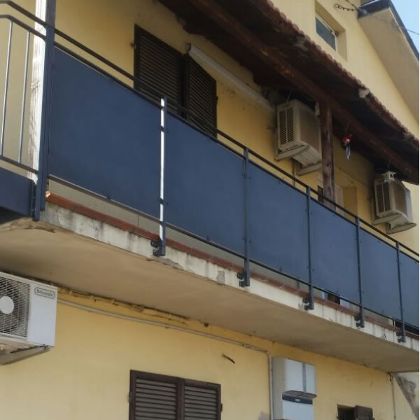 Parapetto in lamiera nera per balcone esterno