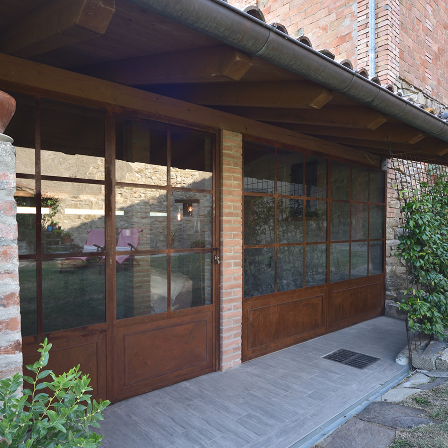 Porta finestra in ferro con ante apribili a vetro