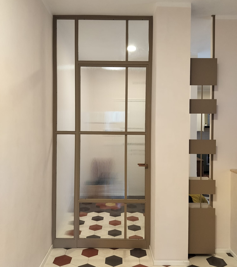 Porta vetrata con struttura in ferro e vetri opacizzati