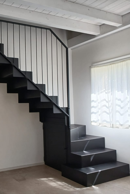 Scala interna in ferro con ringhiera tubolare