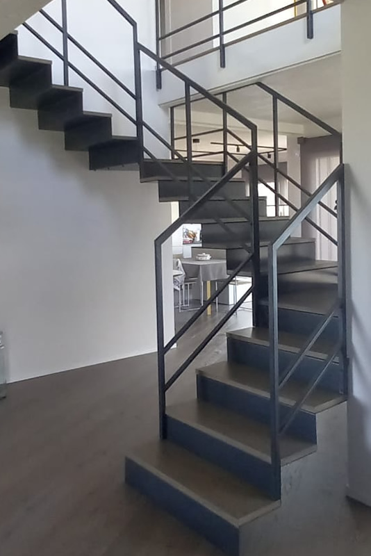 Vista davanti Scala abitazione interna in ferro cosciale sagomato con alzata chiusa