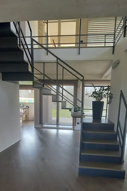 Dettaglio laterale e gradini Scala abitazione interna in ferro cosciale sagomato con alzata chiusa