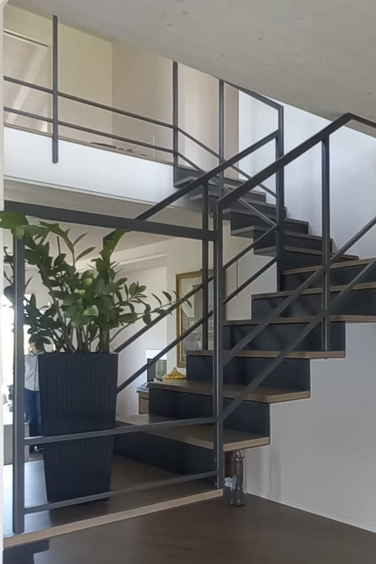Vista laterale Scala abitazione interna in ferro cosciale sagomato con alzata chiusa