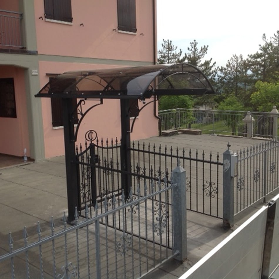 Tettoia protettiva in ferro per ingresso cancello esterno